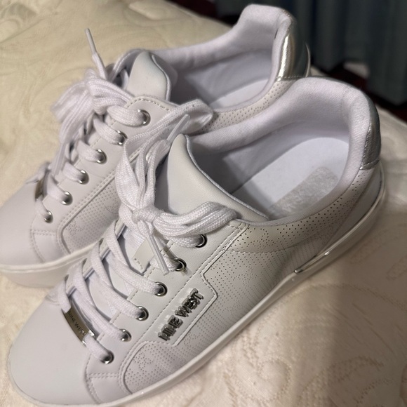 Nine West white Size 8.5 - like new - Picture 2 of 3